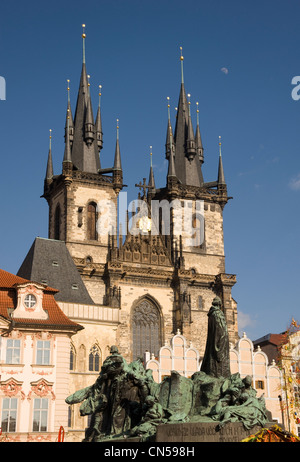 Praga. Repubblica ceca. Aprile 2012. Dettaglio della facciata architettonica Old Town Square guardando verso le guglie gotiche di Tyn Foto Stock