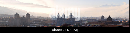 Il Perù, Provincia di Cuzco, Cuzco, elencato come patrimonio mondiale dall' UNESCO, vista panoramica del centro storico nella nebbia mattutina Foto Stock