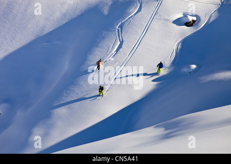 Francia, Savoie, Massif de la Vanoise, La Valle Tarentaise, Valmorel, adolescente sci fuoripista in polvere di neve Foto Stock