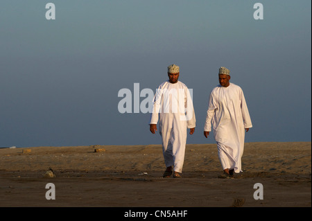 Il sultanato di Oman, Al Batinah Regione, Al Sawadi, la spiaggia, gli uomini con dichdacha (thawb o thobe) e koumma (tradizionale Foto Stock