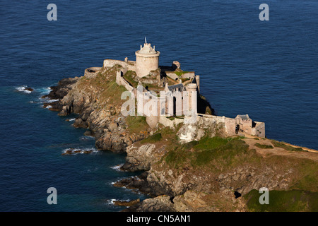 Francia, Cotes d'Armor, Cote d'Emeraude (Costa Smeralda), Plevenon, Fort La Latte (vista aerea) Foto Stock