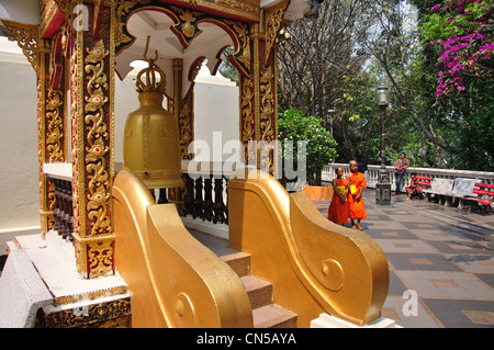 Torre campanaria sulla terrazza superiore al Wat Phrathat Doi Suthep tempio buddista, il Doi Suthep, Chiang Mai e Chiang Mai Provincia, Thailandia Foto Stock