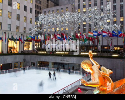 Prometeo e pista di pattinaggio nel Centro Rockefeller, NYC Foto Stock