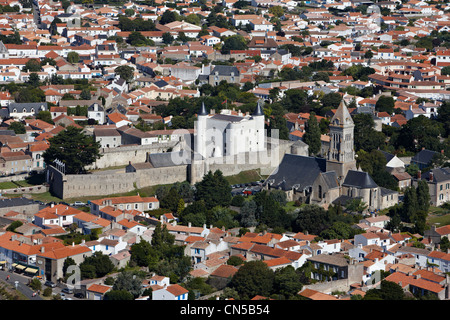 Francia, Vendee, Ile de Noirmoutier, Noirmoutier en l'Ile, Chateau de Noirmoutier (vista aerea) Foto Stock