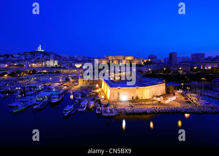 Francia, Bouches du Rhone, Marsiglia, settimo arrondissement, ingresso a Vieux Port, affacciato sulla Fort Saint Nicolas, la cattedrale di Notre Dame Foto Stock