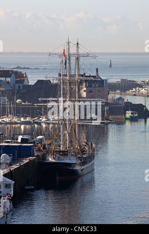 Francia, Finisterre, Concarneau, Le Belem tre master in porto Foto Stock