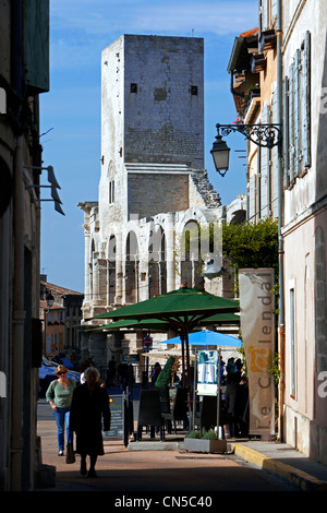 Francia, Bouches du Rhone, Arles, Porte de Laure street e l'Anfiteatro in background Foto Stock