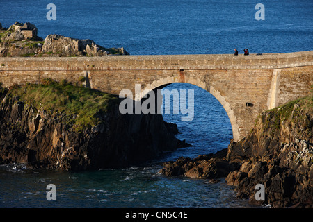 Francia, Finisterre, Iroise Mare, Goulet de Brest, Plouzane, Pointe du Peti Minou, ponte che conduce al Petit Minou faro Foto Stock