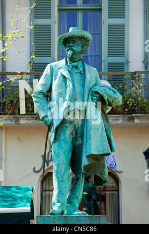 Francia, Bouches du Rhone, Arles, Place du Forum e la statua di Frederic Mistral scrittore provenzale (1830-1914) Foto Stock