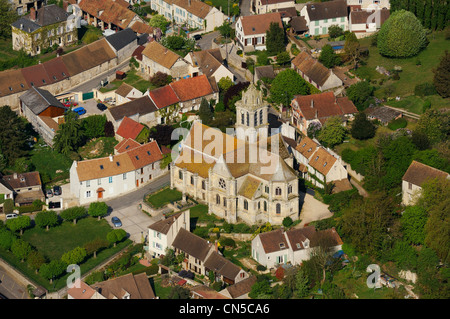 Francia, Val d'Oise, Epiais Rhus, la chiesa di Notre Dame de l'Assomption dal XVI secolo nel villaggio (vista aerea) Foto Stock