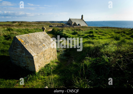 Francia, Finisterre, Iroise Mare, Cleden Cap Sizun, Pointe du Van, St essi cappella overlooling Baie des Trepasses Foto Stock