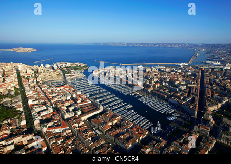 Francia, Bouches du Rhone, Marsiglia, 2° distretto, zona euromediterranee, quartiere Panier, porto di Marsiglia in background Foto Stock