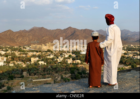 Il sultanato di Oman, Al Dakhiliyah Regione, Western montagne Hajar, Bahla, sullo sfondo il fort elencati come patrimonio mondiale dall' Foto Stock