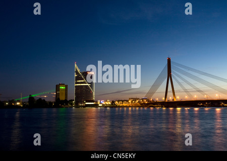 La lettonia, (Paesi Baltici), Riga, il ponte Vansu e Swedbank edificio vicino occidental Dvina river Foto Stock