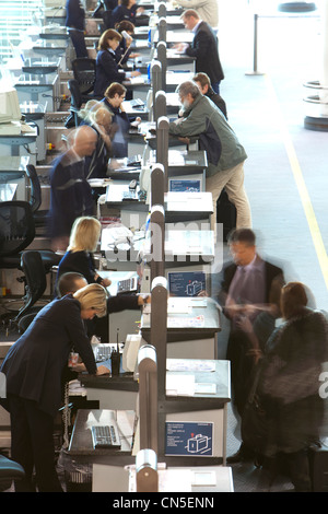 Francia, Bouches du Rhone, Marignane, Aeroporto di Marsiglia Provence, Hall 4 banco del check-in, area partenze Foto Stock