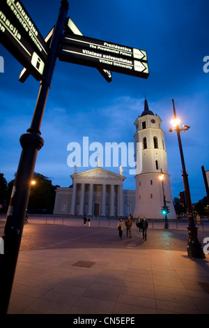 La Lituania (paesi baltici), Vilnius, centro storico sono classificati come patrimonio mondiale dall'UNESCO, la torre dell orologio e cattedrale di Vilnius Foto Stock