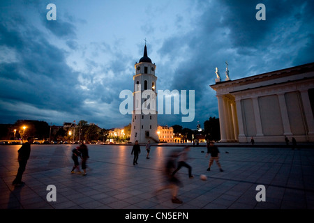 La Lituania (paesi baltici), Vilnius, centro storico sono classificati come patrimonio mondiale dall'UNESCO, la torre dell orologio e cattedrale di Vilnius Foto Stock