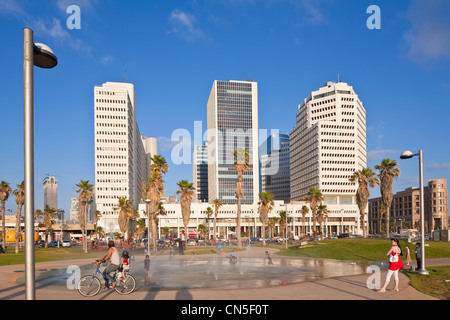 Israele, Tel Aviv, fronte mare, case e uffici nella parte anteriore del Charles Clore Park Foto Stock