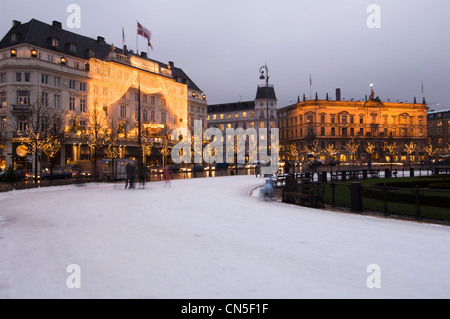 La Danimarca, la Zelanda, Copenaghen, Kongens Nytorv square, Inghilterra hotel a natale e pista di pattinaggio Foto Stock