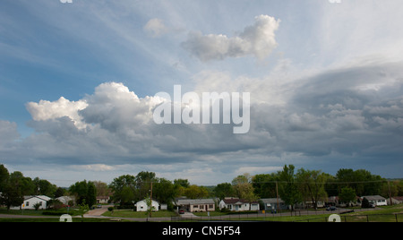 Sole splende attraverso maestosi nuvole sopra il vecchio borgo Foto Stock