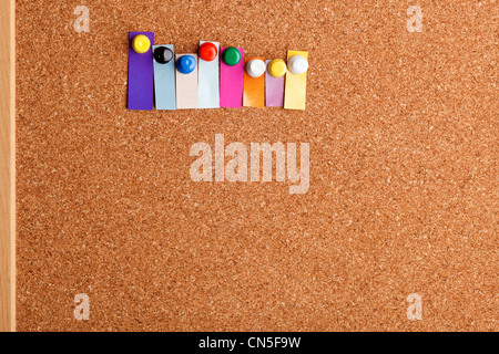 Bacheca di sughero e colorato titolo con copyspace per una lettera di otto parola Foto Stock