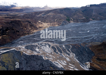 L'Islanda, Regione Sudurland, fiume riempito con ceneri durante l'eruzione vulcanica di Fimmvorduhals nel marzo 2010 (vista aerea) Foto Stock