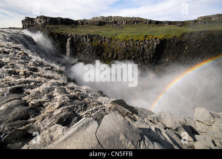 L'Islanda, Nordurland Eystra Regione, Jokulsargljufur National Park, rainbow su Dettifoss cascata e Jokulssa un fiume Fjollum Foto Stock