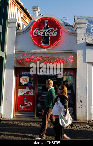 L'Islanda, Reykjavik, street Austurstraeti, coppie di fronte un fast food Foto Stock