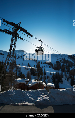 La funivia avvicinando Belle Plagne da Plagne Bellecote al tramonto nelle Alpi francesi Foto Stock