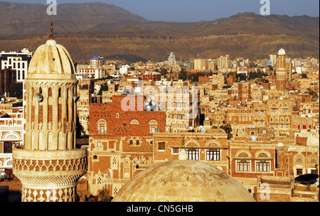 Yemen, Sanaa, old town elencati come patrimonio mondiale dall' UNESCO, vista della moschea e la città vecchia Foto Stock