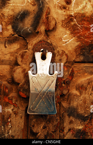 Yemen, Sanaa, old town elencati come patrimonio mondiale dall' UNESCO, close-up di rusty chiuso porta vecchia Foto Stock