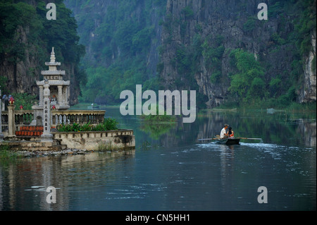 Il Vietnam, Ninh Binh Provincia, area soprannominato Inland Halong Bay, Hoa Lu, canotto in Tam Coc canali Foto Stock