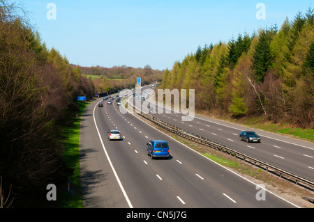 L'autostrada M25, in un taglio attraverso il bosco a sud-est di Londra. Visualizzare northbound parallelamente alla Valle Darent nel Kent. Foto Stock