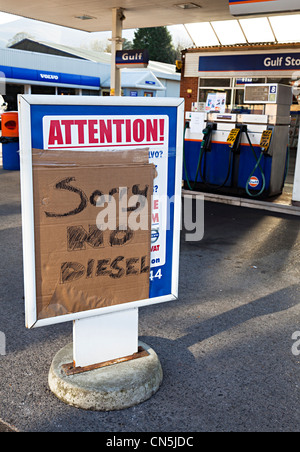 Golfo stazione di riempimento benzina con Siamo spiacenti ma nessun segno di Diesel, Abergavenny, Wales, Regno Unito Foto Stock