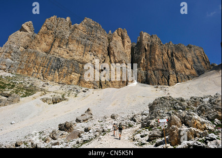 L'Italia, Trentino Alto Adige, provincia autonoma di Bolzano, Dolomiti, nei pressi del Passo Pordoi, il gruppo del Sella, hikking al Foto Stock