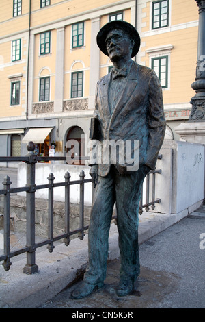 Statua di bronzo di James Joyce sul ponte sul Canal Grande di Trieste, Italia Foto Stock