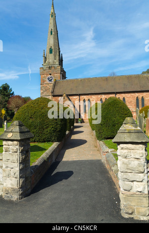 San Benedetto Biscop chiesa nel villaggio di Wombourne Staffordshire Foto Stock