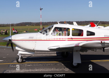 Piccolo aereo tassare pronto per decollare in aeroporto Bobbington Foto Stock