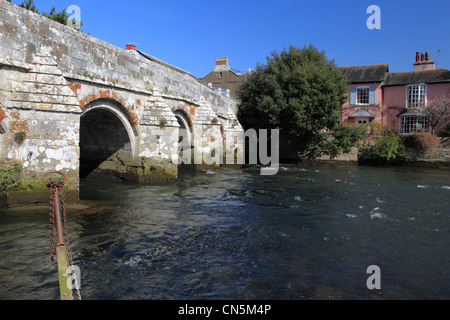 Il fiume Avon e il ponte nella città di Christchurch, Dorset Inghilterra Foto Stock