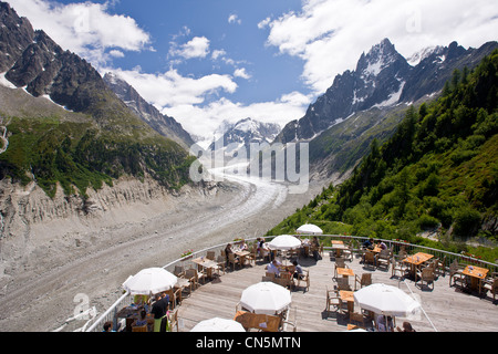 Francia, Haute Savoie, Chamonix Mont Blanc, Massif du Mont Blanc, Le Montenvers, Montenvers stazione con una vista della Mer de Foto Stock