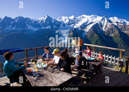 Francia, Haute Savoie, Chamonix Mont Blanc, panorama dal bel rifugio Lachat (2276m) sul massiccio del Monte Bianco e il Mont Blanc Foto Stock