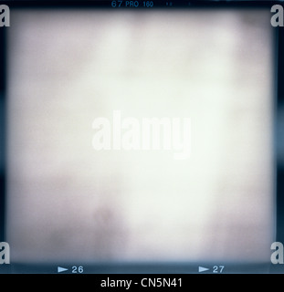 Vuoto di medio formato (6x6) frame di pellicola con abstract di riempimento in bianco e nero Foto Stock