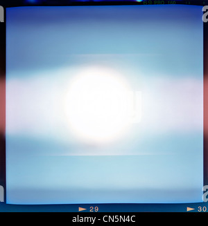 Vuoto di medio formato (6x6) film colore telaio con riempimento astratta contenente lightleak in centro, tipo di uno sfondo Foto Stock