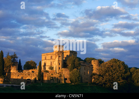 Francia, Vaucluse, Luberon, Lourmarin, etichettati Les Plus Beaux Villages de France (i più bei villaggi di Francia), il Foto Stock