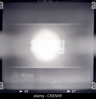 Vuoto di medio formato (6x6) di pellicola in bianco e nero con telaio di riempimento astratta contenente luce perdita nel centro Foto Stock