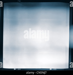 Vuoto di medio formato (6x6) film colore telaio con riempimento astratta contenente lightleak in centro, tipo di uno sfondo Foto Stock