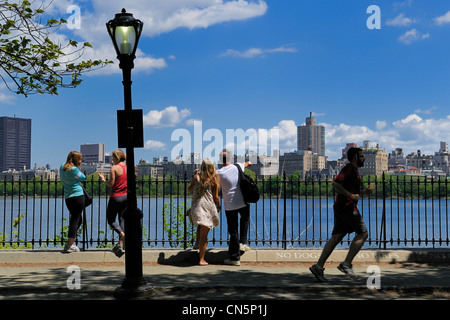 Stati Uniti, New York City, Manhattan, Central Park, jogging intorno al serbatoio circondato da grattacieli Foto Stock