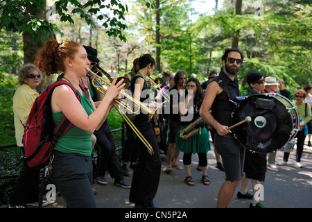 Stati Uniti, New York City, Manhattan, Central Park, la big band di una marcia per la pace e il rally nei confronti degli Stati Uniti un coinvolgimento militare Foto Stock