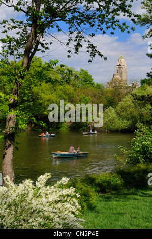 Stati Uniti, New York City, Manhattan, Central Park, gita in barca sul lago ed i grattacieli di Midtown Foto Stock