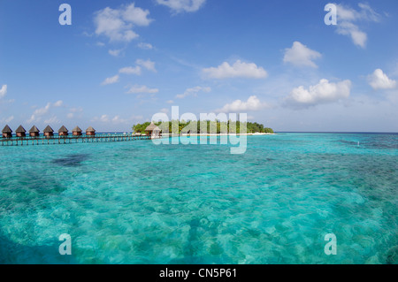 Maldive, North Male Atoll, Thulhagiri Island, Thulhagiri Resort e Spa, laguna e bungalows Foto Stock